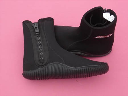 DIVING / SNORKLING/ SURFING BOOTS, LADIES SIZE 6